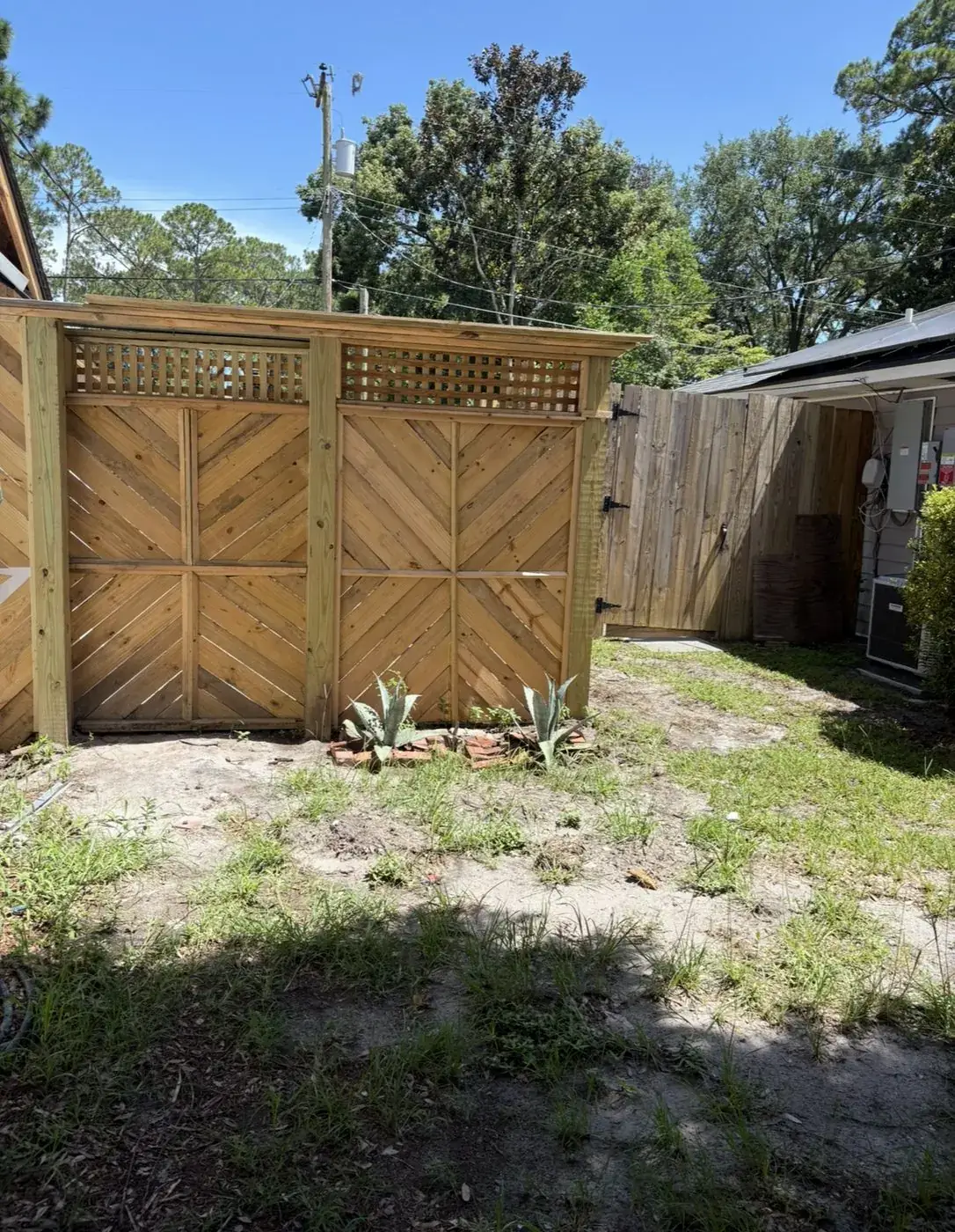 Chevron privacy fence with a matching gate and lattice top